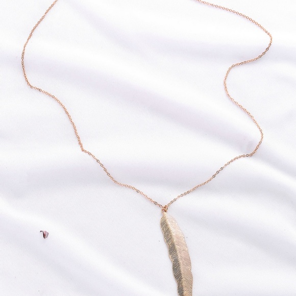 GOLD FEATHER PENDANT NECKLACE - Picture 3 of 3